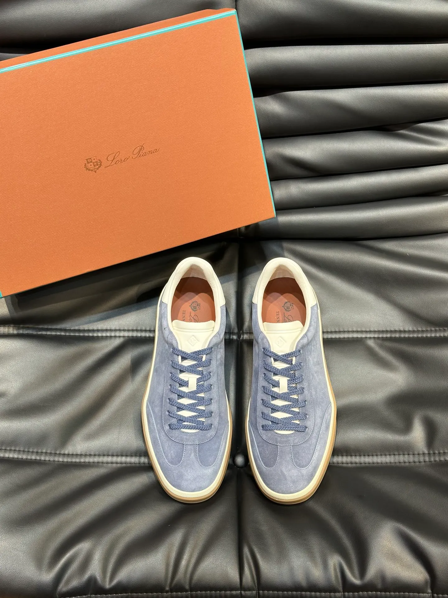 p420 Men's Shoes New 🆕Lp Old Money Style Men's Low-top Casual Tennis Shoes Loro Piana's high-end series has launched sports shoe styles made of soft cowhide. The breathable properties and flexible texture of natural materials make the sneakers both functional and comfortable. The high-quality metal-free tanning and tumble process highlights the natural texture of the leather, while the camel-colored sole and white rubber trim create a double-layer sole effect, making it an everyday shoe that can easily create a lazy and casual style! Size: 39-44 (45, 46 customized
